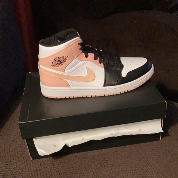 Arctic orange Black Toe Jordan 1s - Picture 3 of 3
